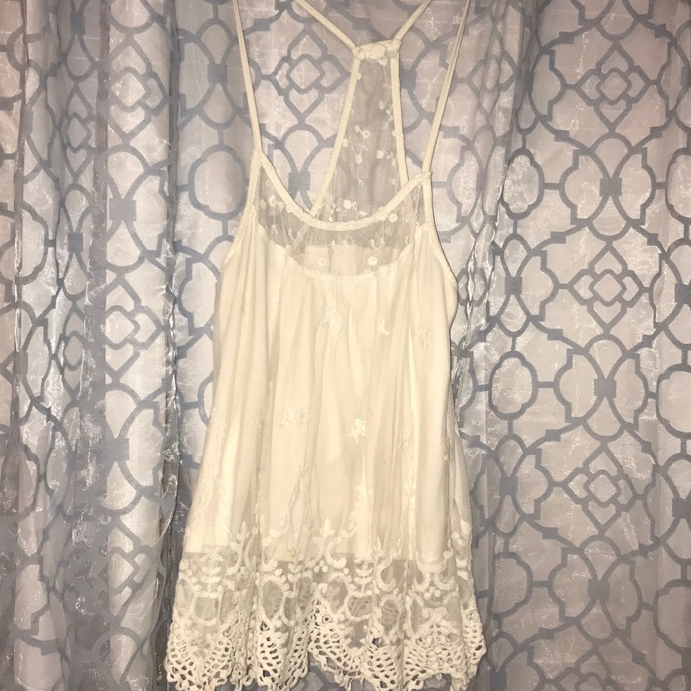 White tank top | Size L, but it fits like a S/M